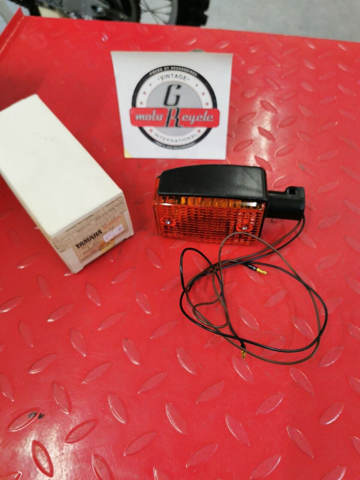 NOS YAMAHA XJ750 XJ650 FJ1100 XZ550 REAR FLASHER LIGHT5G2-83303-70-00Y52