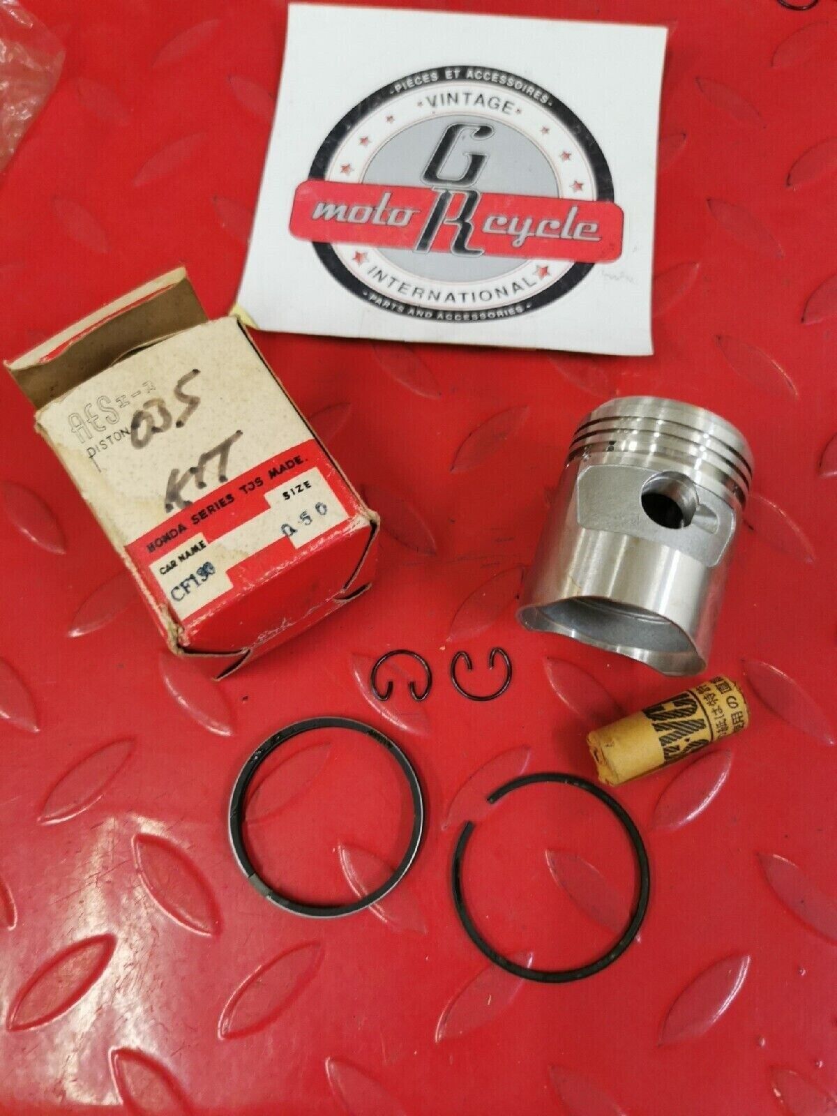 NOS HONDA S65PISTON OS 0.50 KIT13103-035-010 H40