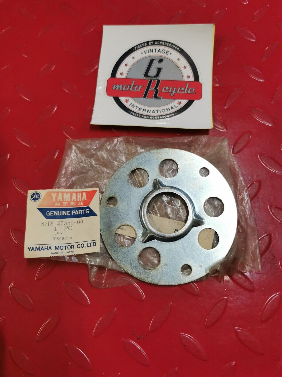 NOS YAMAHA HOUSING FRONT AXLE 8H8-47551-00 Y30