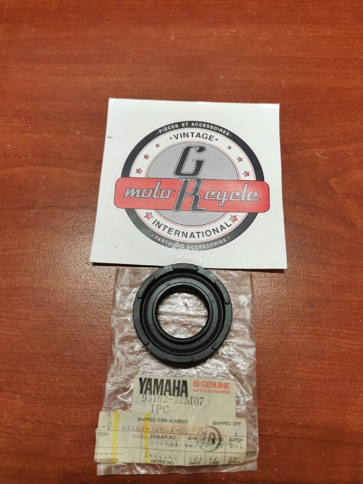 NOS YAMAHA OIL SEAL 93102-32M07-00 Y68