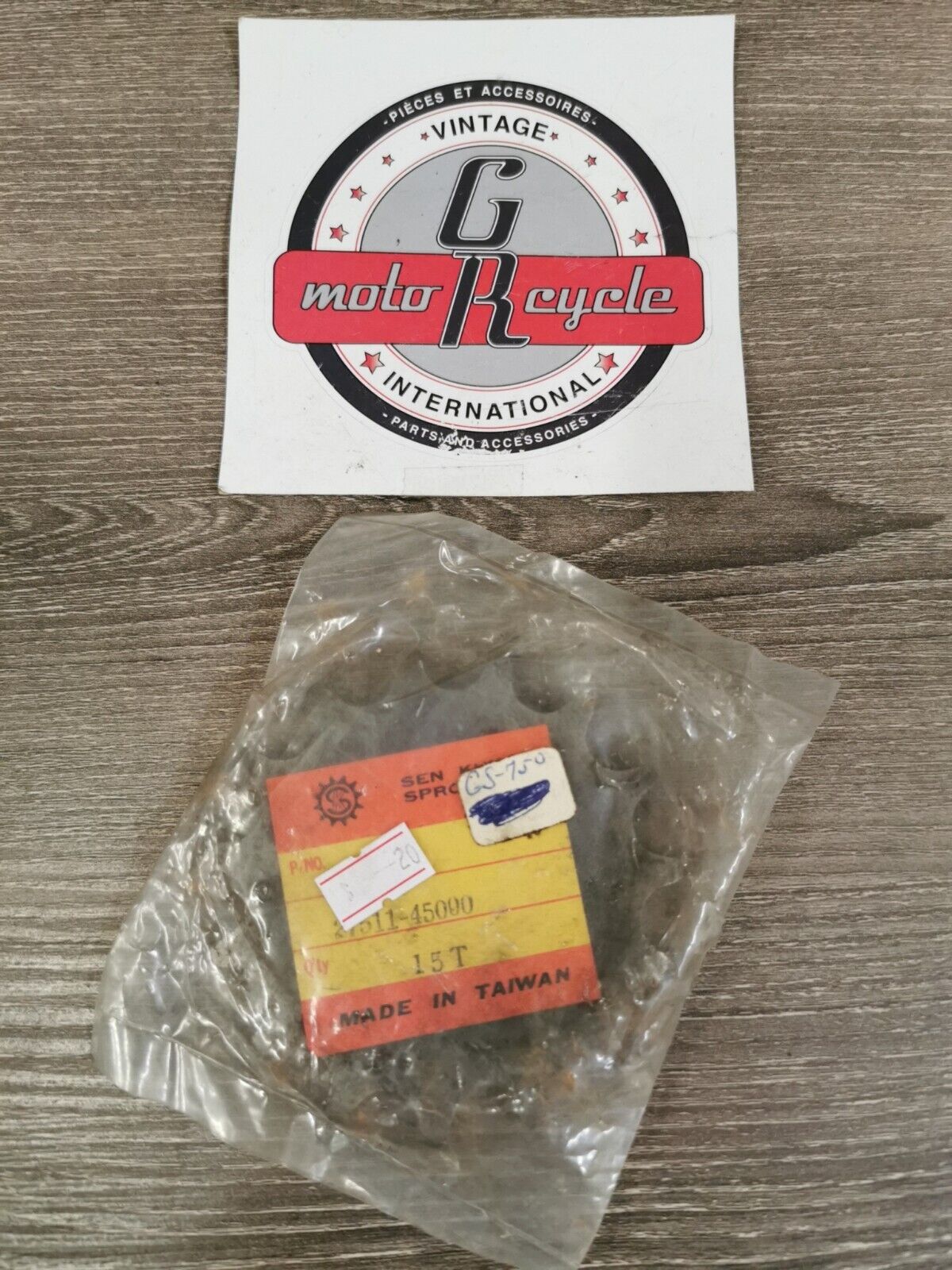 NOS SEN KUNGGS750 1977 - 1979 SPROCKET 15T 27511-45000 J30