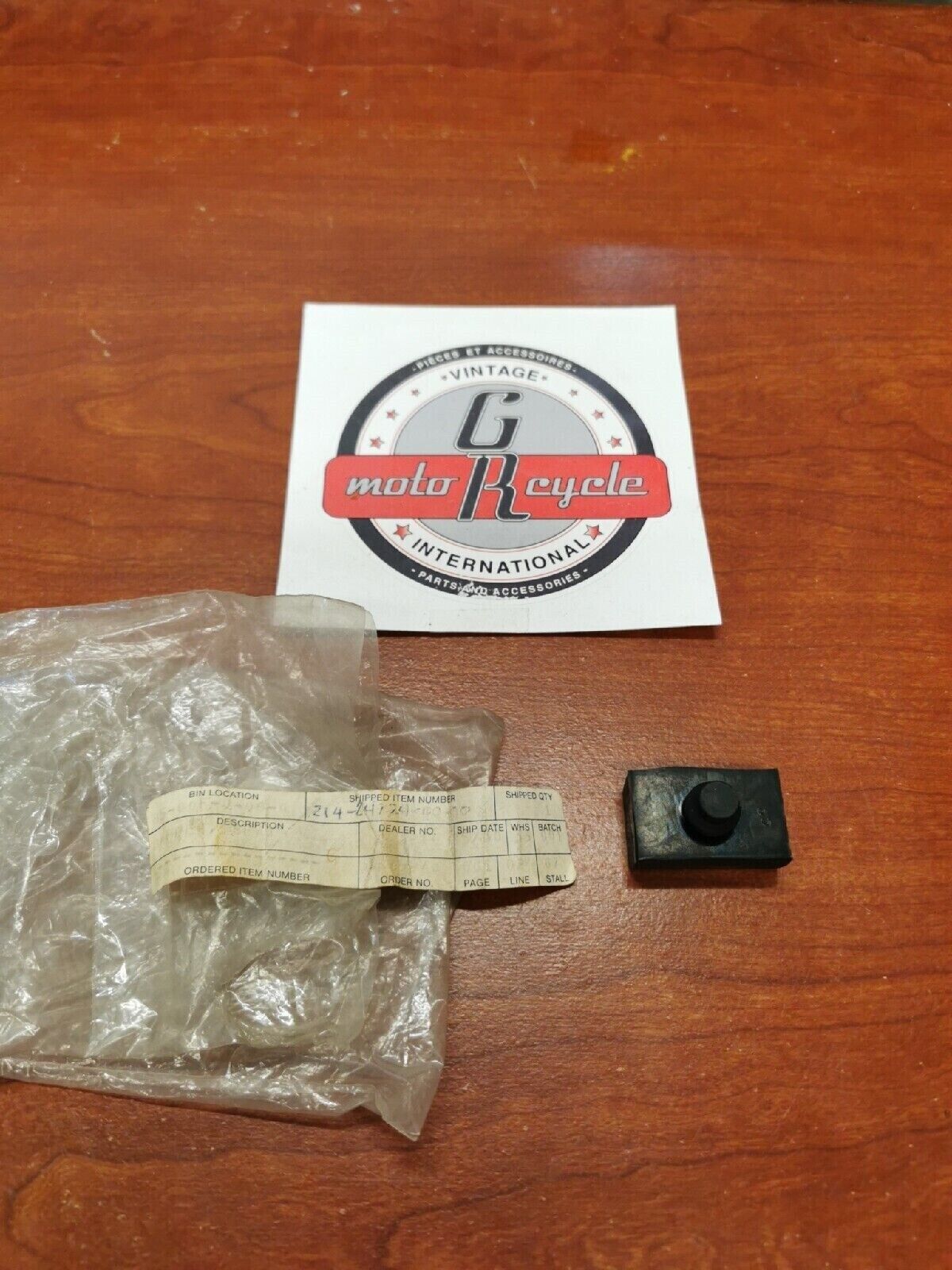 NOS YAMAHA SEAT DAMPER 214-24724-00-00 Y71