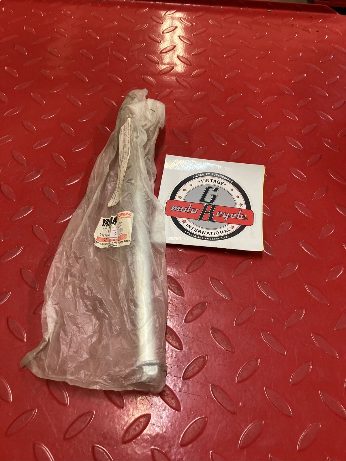 NOS YAMAHA FZ700 FZ750 FZX700 TDM850 REAR WHEEL AXLE 1AE-25381-01-00 Y35